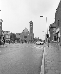 855945 Gezicht op de St.-Antonius van Paduakerk (Kanaalstraat 198) te Utrecht, met centraal de kruising Kanaalstraat - ...